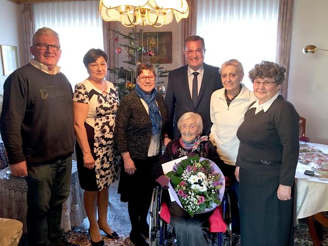 Geschäftsführender Gemeinderat Gerhard Obermaißer, Maria Macakova, Bürgermeisterin Josefa Geiger, Ursula Cservenka, Bezirkshauptmann-Stellvertreter Josef Wanek, Regina Cservenka, Geschäftsführende Gemeinderätin Susanne Arnold