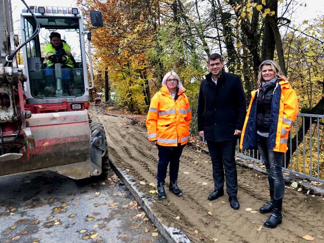 Beim Baustart des Wörthersee-Südufer-Radweges im November 2019: LR Martin Gruber mit Projekt-Bearbeiterin Bettina Steiner und Bauamtsleiter-Stellvertreterin Michaela Waldhauser (rechts)