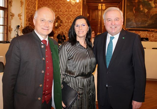 Eine Wirtin im Landtag: Hans Seitinger mit der neuen LAbg. Cornelia Niesenbacher und LH Hermann Schützenhöfer.