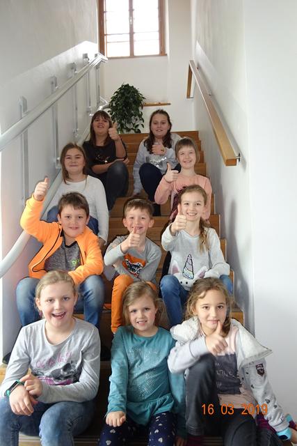 Daumen hoch für die "Pokis": Ein Teil der Sänger der Pollhamer Kindersinggruppe.