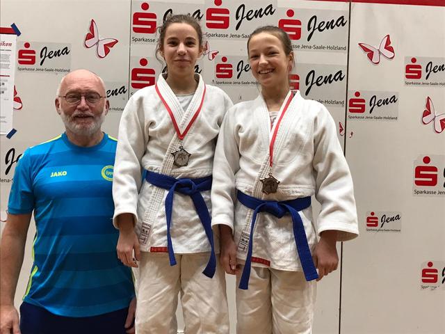 Trainer Günther Brandtner mit Sonja Falkner und Ronja Harrer.