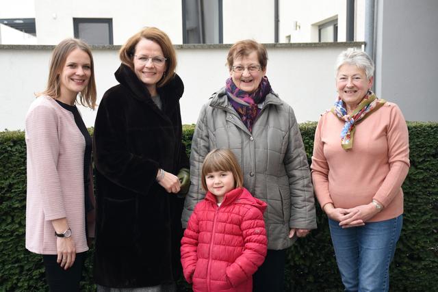 Das Eulenklub-Team um Inge Kostopoulos mit Landesrätin Christiane Teschl-Hofmeister und Stadträtin Kristina Mandl.