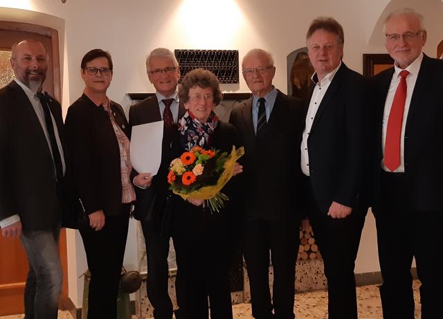 Gratulierten Kaspar Popotnig (Dritter von rechts) zum runden Geburtstag: Stadträte Hannes Burgstaller und Irmgard Hartlieb,  LAbg. a.D. Ferdinand Sablatnig, Vizebürgermeister Leopold Astner und Seniorenbundobmann Josef Reinitzhuber (von links) | Foto: Privat