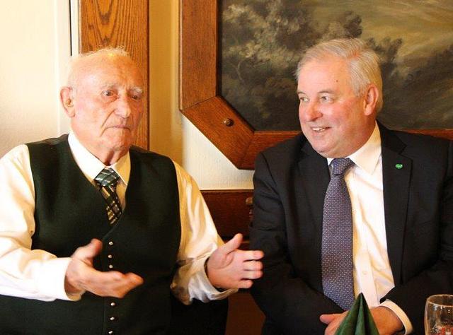 Anpacken statt hadern als Lebensmotto: Johann Aichhofer, LH Hermann Schützenhöfer (v.l.)