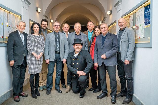 Bürgermeister Rudolf Ameisbichler (Mi.) lud zum Neujahrsempfang: Bezirkshauptmann i.R. Josef Sodar, Stadtarchivarin Elisabeth Kultscher, Bezirksparteisekretär Harald Ludwig, Naturfreunde-Obmann Rudolf Lurger, Direktor Wilhelm Schulz-Straznitzky, Glücksbringer Rauchfangkehrer Alfred Beilschmidt, Raika-Direktor Eduard Mayerhofer, Brigitte Luckmann,  Johann Reckenzain, Postenkommandant Martin Dullnigg. | Foto: zVg