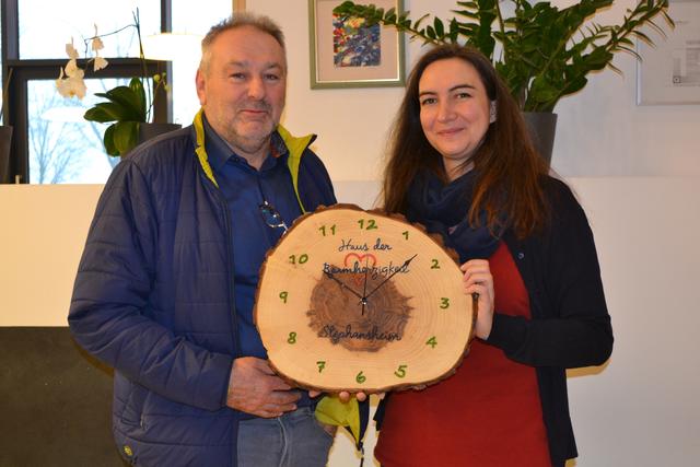 Edmund Poss mit der Heimleiterin Barbara Gerhart.