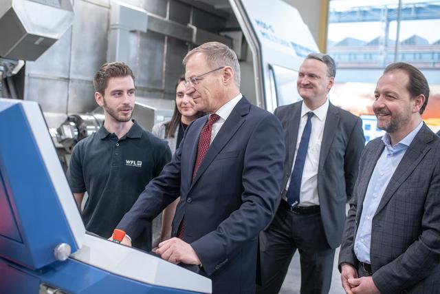 V. l.: Mitarbeiter Christoph Zwettler, Landeshauptmann Thomas Stelzer, WFL Millturn-Geschäftsführer Norbert Jungreithmayr und der Linzer Vizebürgermeister Bernhard Baier.