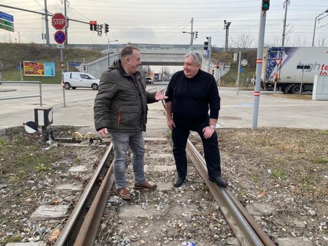 Der Bezirksvorsteher wird über die Maßnahmen informiert. | Foto: Alfred Dohr