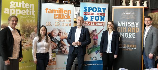 Messedirektor Helmut Slezak (Mittel mit den Projektleitern Lize Grimbeek, Lisa Frauscher, Sabrina Ellinger und Fabian Berneder.