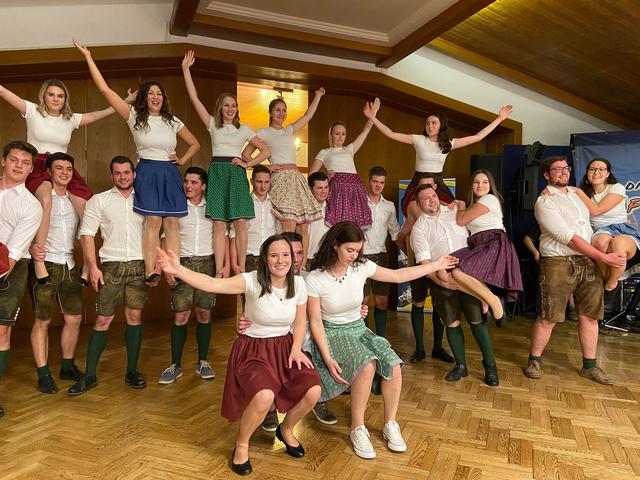 Die Landjugend Krottendorf-Thannhausen-Naas eröffnete den 51. Bauernball mit einer flotten Polonaise.
