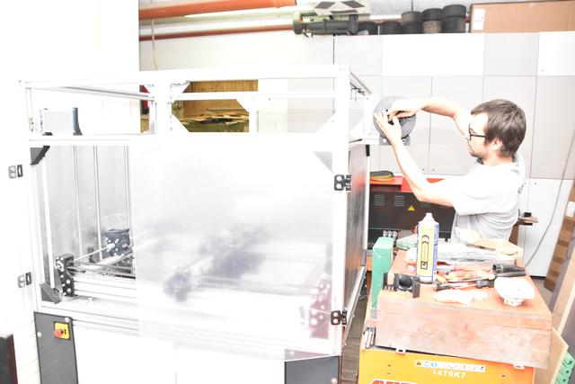 Matthias Pfanzelter in seiner Werstatt vor seinem selbstgebauten 3D-Drucker.