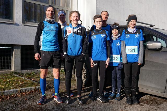 Das Team des LC Mank beim Crosslauf in Krems rund um die Gesamtsiegerin bei den Damen Katharina Götschl (3.v.l.).