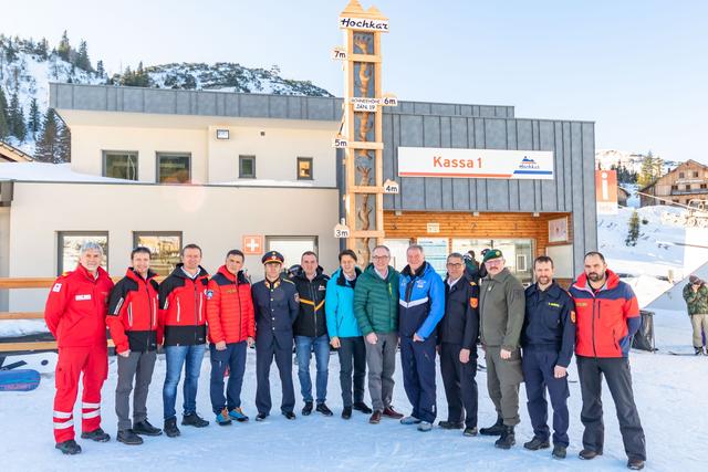 Vertreter aller Einsatzkräfte versammelten sich am Hochkar, um die neue Schneemesslatte zu enthüllen