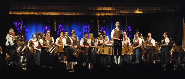 Kapellmeister Thomas Ritzer-Fischbacher mit „seinen“ Musikanten, denen diesmal auch Singen und Schuhplatteln abverlangt wurde.