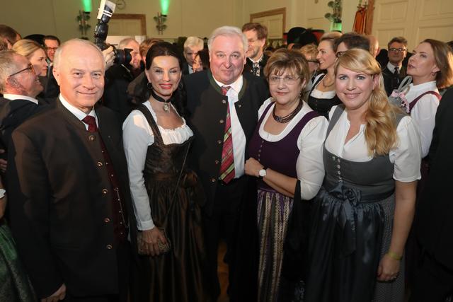Ehrengäste: LR Hans Seitinger, Sonja Klima von der Spanischen Hofreitschule und LH Hermann Schützenhöfer (v.l.) | Foto: Verein der Steirer in Wien/Katharina Schiffl