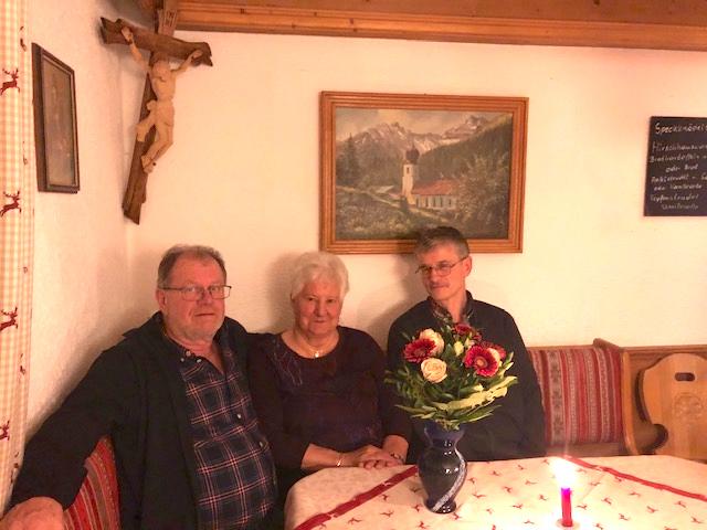 v.l.: Bgm. Walter Zobl mit dem Geburtstagskind Martha Perle und Vize-Bgm. Hansjörg Schrötter.