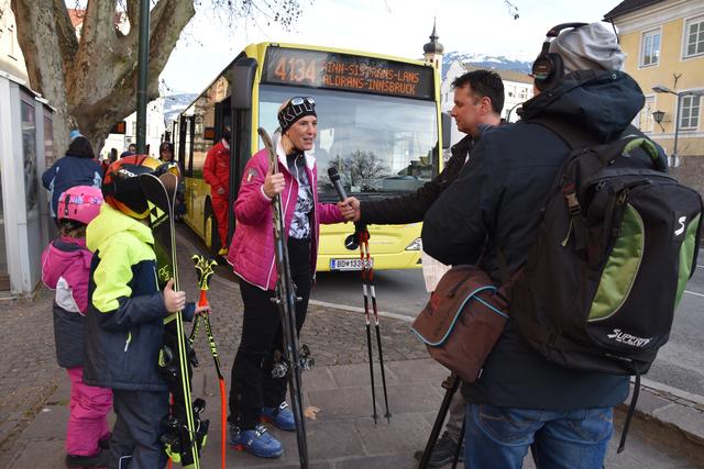 Filmdreh: Für den Skibus wird die Werbetrommel gerührt.