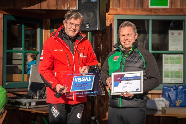 Bei der Zertifizierung der Rodelbahn: Hannes Geiger (Internationaler Rodelsportverband ISSU) mit Rudi Göstl (Bergbahnen Wildkogel).