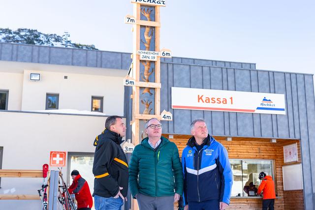 Die neue Schneemesslatte am Hochkar zeigt, wie hoch der Schnee im Jänner 2019 lag: Rainer Rohregger, GF Hochkar Bergbahnen, LH-Stellvertreter Stephan Pernkopf, Göstlings Bürgermeister Fritz Fahrnberger