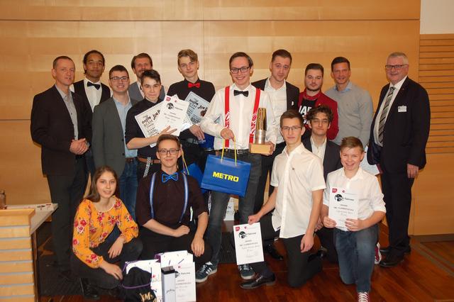 Ehrung für die besten Showbarkeeper: Direktor Michael Hörhan, Philip Osunbor, David Schagerl von Metro, Organisator Jo Habegger, Julian Berger, Stefan Kastenberger, Alexander Hönigsberger, Lukas Jílek, Karel Kleineidam, Georg Schöpf, Fachvorstand Johann Habegger (stehend, v. l.) sowie Anika Schicklgruber, Maximilian Planer, Kärlis Kulins-Stromers, Sebastian Heindl und Patric Ligmanowski erste Reihe, v. l.). FOTO: HAIDERER