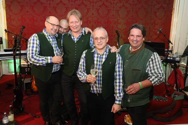 NAbg. Josef Muchitsch (r.) spielte mit "Beppos Dance Band" auf. | Foto: Verein der Steirer in Wien/Katharina Schiffl