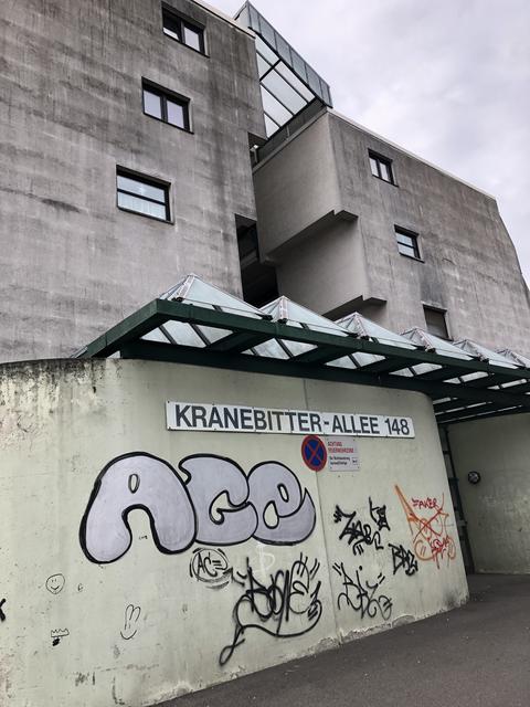 Zwar befindet sich der Eingang auf der Rückseite des Gebäudekomplexes, trotzdem ist er der Haupteingang.