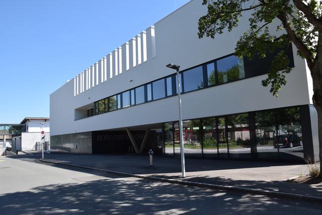 Eine Schule öffnet ihre Pforten und zeigt was sie kann.