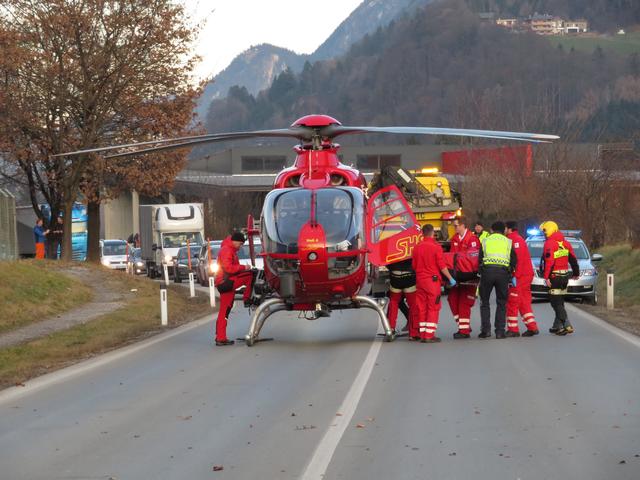 Der Notarzthubschrauber Heli 4 brachte den Verletzten in die Innsbrucker Klinik
