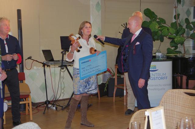 Frau Mag. Andrea Prantl überreicht Dir. F. Eisenbock ein Maskottchen 