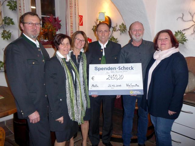 Die Sänger von ViaSanMia übergeben den Spendenscheck.