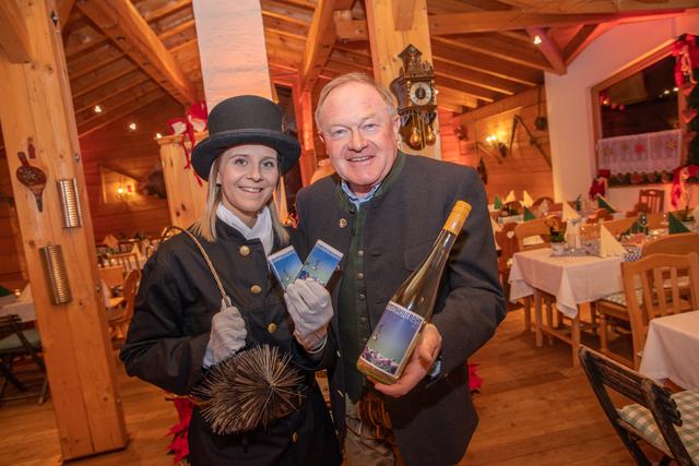 Schmitten-Vorstand Erich Egger lud wie alle Jahre zum traditionellen Neujahrsumtrunk ins Augut. Hier im Bild mit Rauchfangkehrerin Sabrina Neckermann.