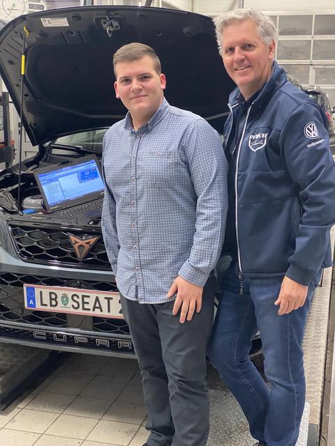Florian Kameritsch mit seinem Lehrherr Heinz Paier.