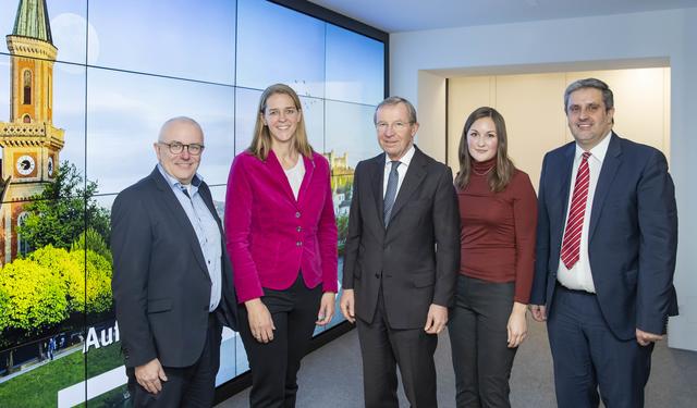 Setzten den Startschuss für die zweite Improve-Phase (v.li.): Jürgen Kaschube (FiWiP), Landesrätin Andrea Klambauer, Landeshauptmann Wilfried Haslauer, Claudia Fimberger und Eduard Denk (beide FiWiP).