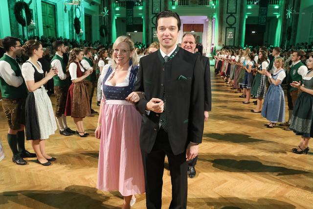 Thomas Brandner, Geschäftsführer des Tourismusverbands Südweststeiermark, mit seiner Gattin beim Einzug | Foto: Verein der Steirer in Wien/Katharina Schiffl