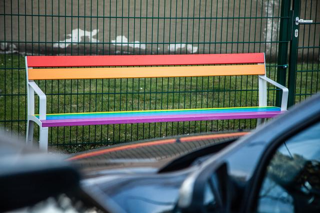 Die Regenbogenbank wurde in der Neugebäudestraße aufgestellt.
