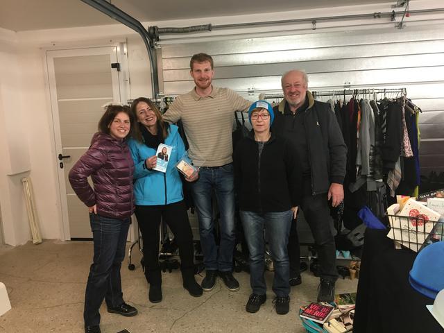 Heidi Krems (2.v.l.) freute sich mit Marion Resch, Daniel Gschaider, Edeltraud und Franz ´Bichl über den Erfolg des Flohmarkts