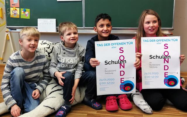 Die Schüler der Sonderschule Saalfelden machen auf den Tag der Offenen Tür aufmerksam