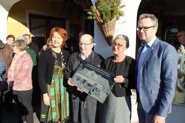 Namens der Gemeinde überreichten Bürgermeister Reinhard Jud-Mund (rechts) und Vizebürgermeisterin Monika Pock (links) den scheidenden Wirtsleuten Katharina und Richard Sampl ein Dankesbild.