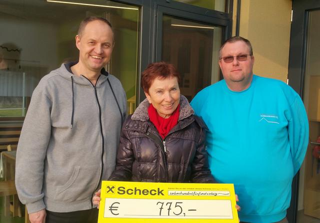 Bürgermeister Karel Lentsch, Kindergartenleiterin Christa Leonardelli, Zimmerermeister Thomas Schöner