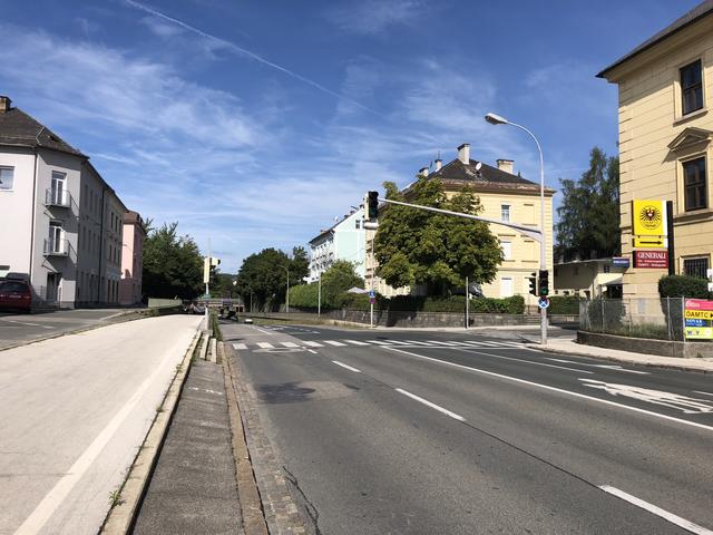 Der Fußgängerübergang an der Völkermarkter Straße zur Alois-Schader-Straße ist noch immer nicht barrierefrei. Die WOCHE fragte nach, die Antwort lesen Sie in der linkens Spalte