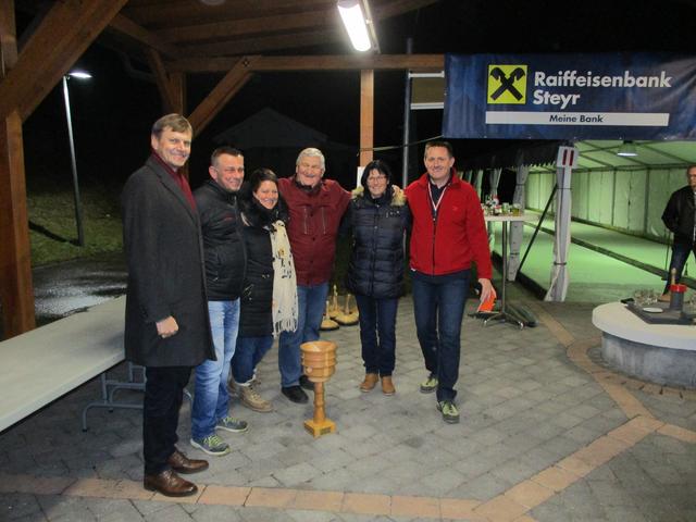 Die Sieger Max Mitterbauer, Simone Strasser, Franz Munk, Brigitte Aigner gemeinsam mit Garstens Bürgermeister Anton Silber (li.) und Veranstalter Herbert Gschneidtner (re.)