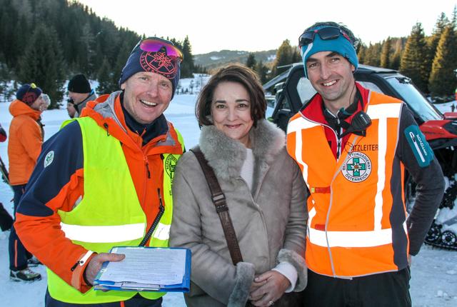 Bezirkshauptfrau Michaela Rohrmoser mit den Einsatzleitern der Bergrettung Hannes Kocher (Lungau, li.) und Florian Wallner (Murau, re.).