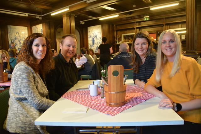 Schlossbrunch in Neubruck: Die Besucher genossen Austropop und feine Kost im Töpperschloss.