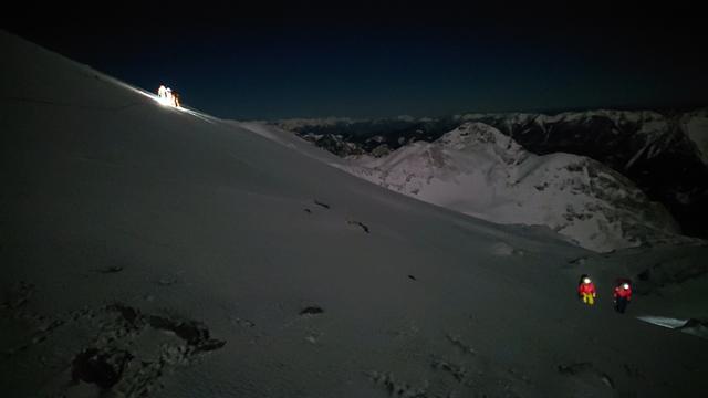 Die Bergretter auf der Suche nach der abgestürzten Bergsteigerin.