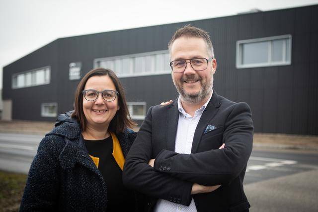Die beiden Geschäftsführer Birgit Pichler-Barth und Christoph Gaßner vor dem neuen Firmengebäude im Technologiepark in dem Schwertberger Ortsteil Furth.