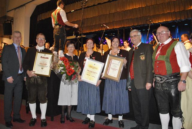 Bgm. Dieter Wittlinger, Reinhard Hörfarter mit Gattin, Helga Ritzer-Fischbacher, Priska Kurz, Raimund Winkler vom Landesverband und Obmann Hubert Mayr (v.l.) freuen sich.