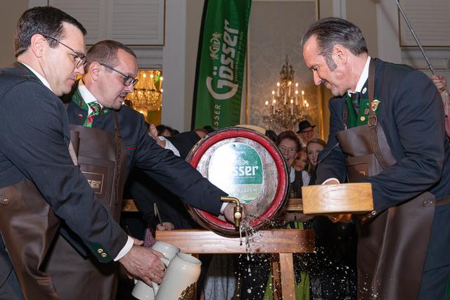 Guido Jaklitsch (r.) eröffnete den Bieranstich. | Foto: Verein der Steirer in Wien/Ludwig Schedl