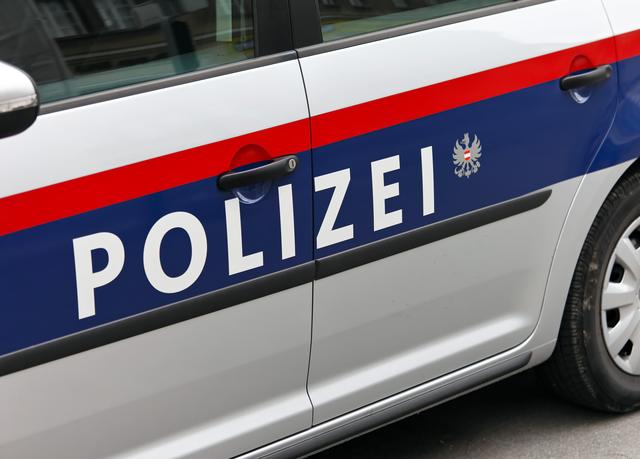 Die Polizei fand in dem PKW der Männer weitere gestohlene Kleidungsstücke.