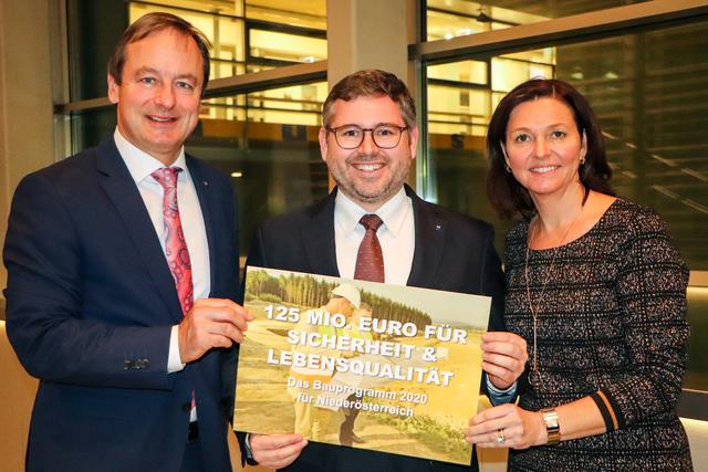 Landesrat Ludwig Schleritzko, Landtagsabgeordnete Doris Schmidl und Landtagsabgeordneter Martin Michalitsch präsentieren das Bauprogramm für St. Pölten