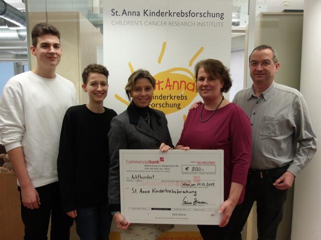 Bei der Scheckübergabe in Wien: Jan und Nina Zeman, Andrea Prantl von der St. Anna Kinderkrebsforschung, Carina und Christian Zeman